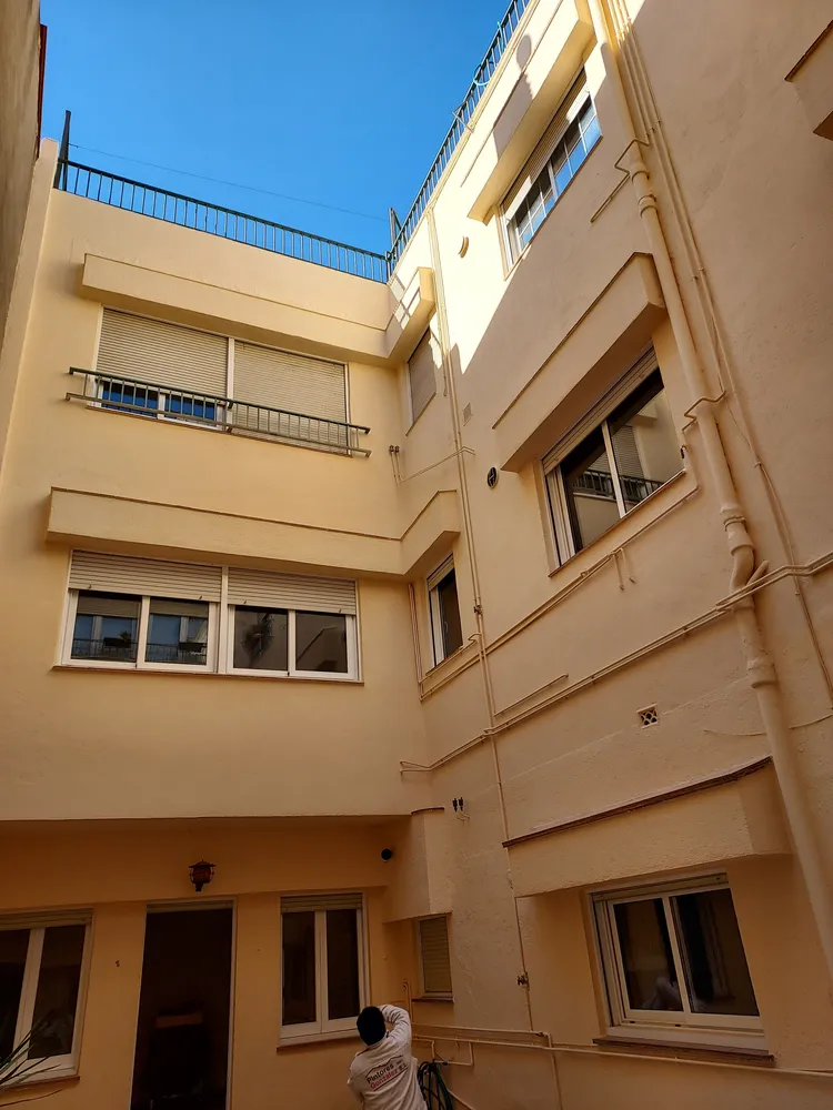 Renovación de fachada de un edificio de viviendas - Pintores González