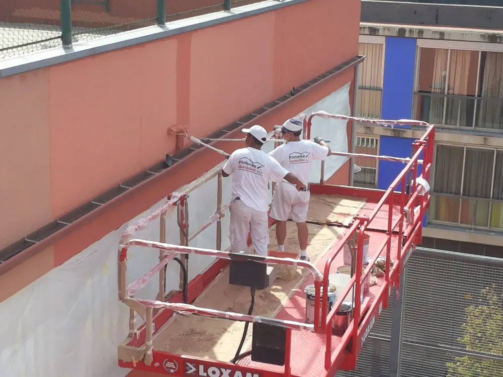 Repintado de fachada en edificio escolar - Pintores González