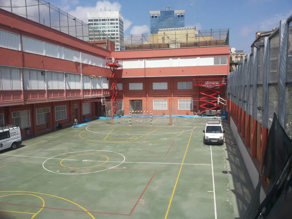 Repintado de fachada en edificio escolar - Pintores González