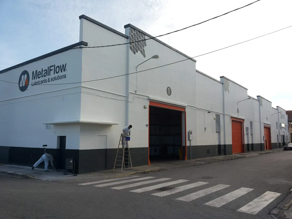 Renovación y rotulación de fachada industrial - Pinturas Gonzalez