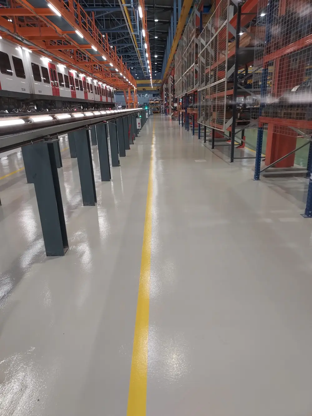 intado de pavimento industrial en un taller ferroviario