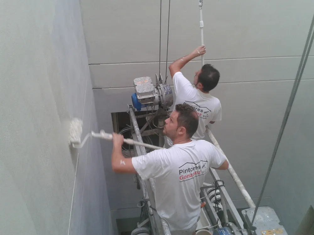 Repintura de patio de luces en edificio residencial - Pintores González