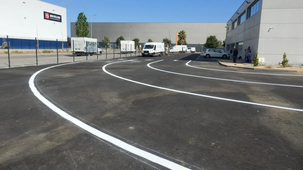 Señalización vial exterior en instalación industrial - Pintores González